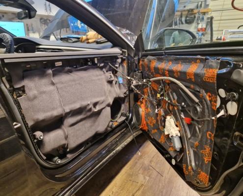 VW Arteon Soundsystem nachrüsten Türverkleidung und Aggregateträger mit Dämmung 01