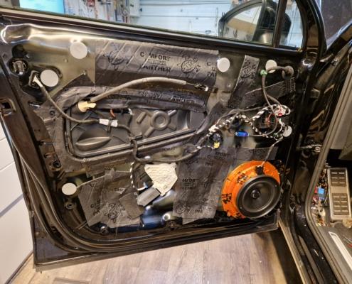 VW Tiguan Soundsystem Nachrüsten, Dämmung der Tür Aggregateträger mit Alubutyl